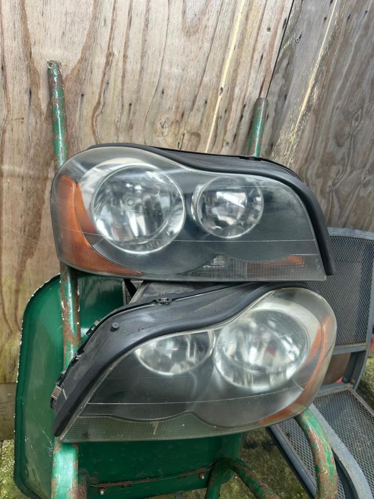 2 Volvo XC 90 Headlights