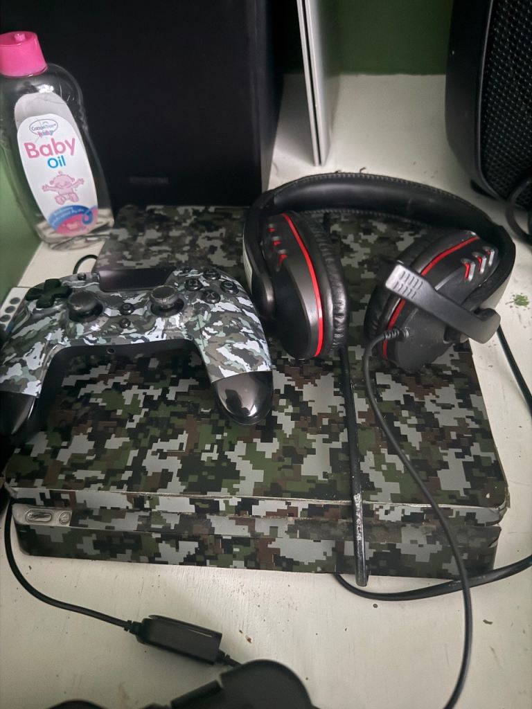 Ps4 good working condition with heapdhones and a controller 