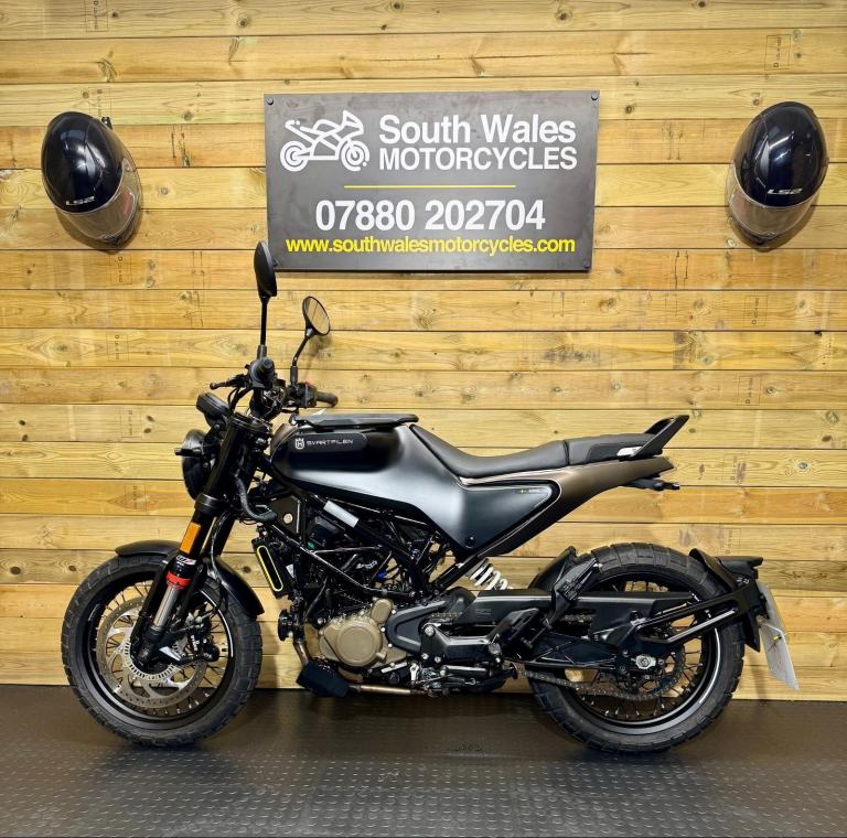 Husqvarna SVARTPILEN 125 / 2022 (72) model / JUST 1145 MILES