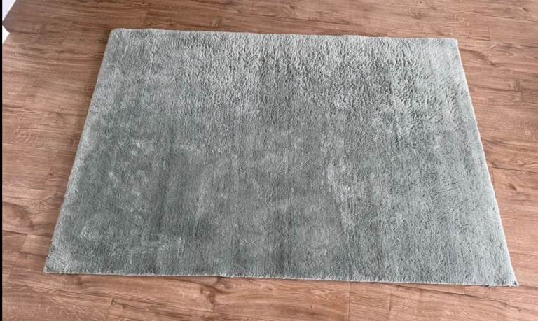 Green Soft Shaggy Rug – Excellent Condition