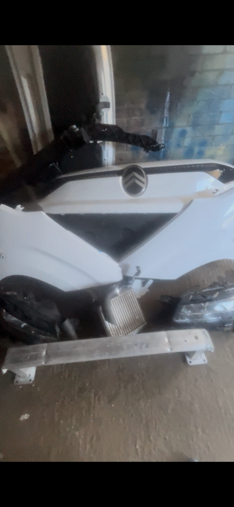 2025 Peugeot partner front end 