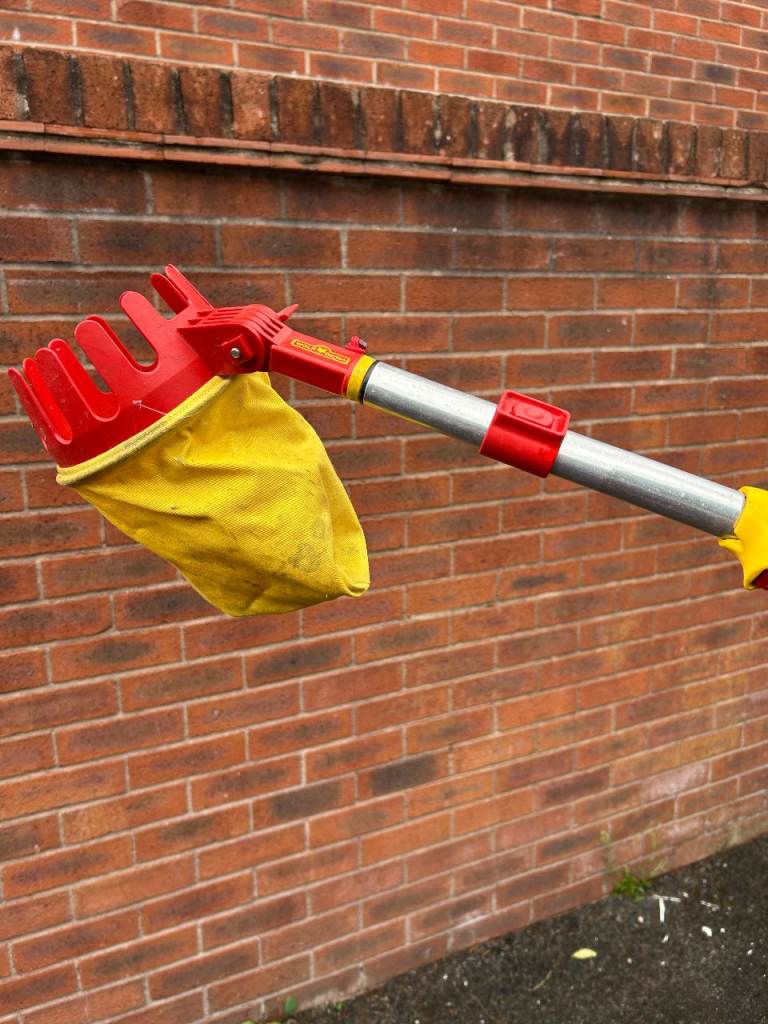 Apple Picker  by Wolf.  Telescopic Handle complete with Catcher Tool  