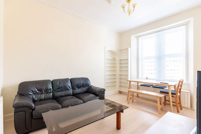 Lovely, 2 bedroom, 1st floor flat near Meadowbank – available NOW