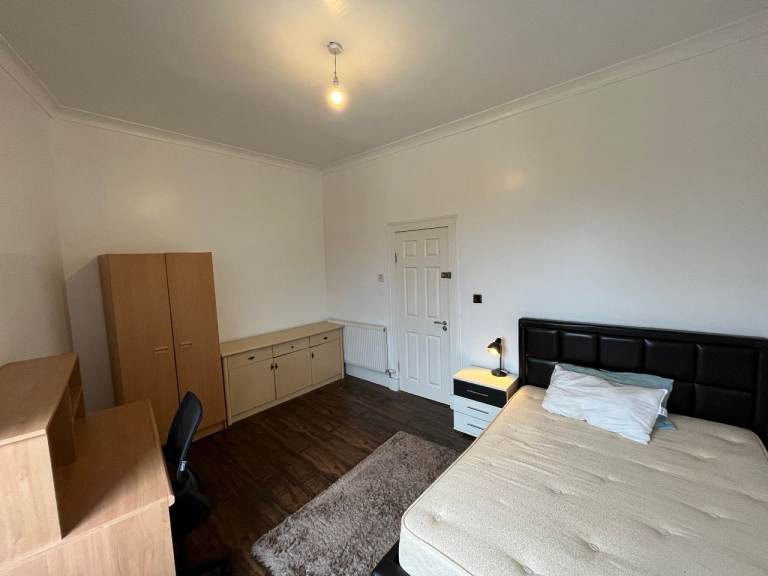 Double Room Top Floor Flat - Furnished (Bills Inc) - Glasgow, Rutherglen