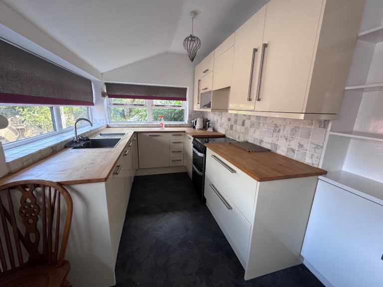 Cream Kitchen Units with Wooden Worktops – Good Condition