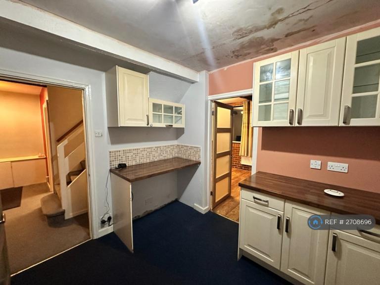 3 bedroom house in Raynville Close, Leeds, LS13 (3 bed) (#2708696)