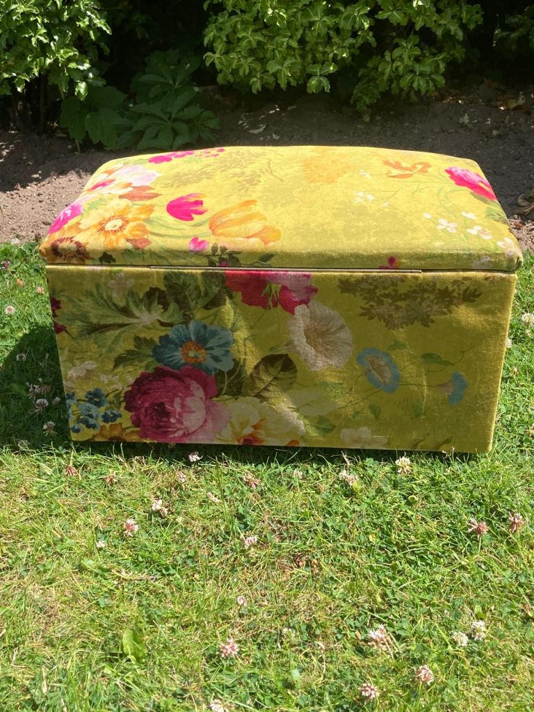 Small blanket box on castors