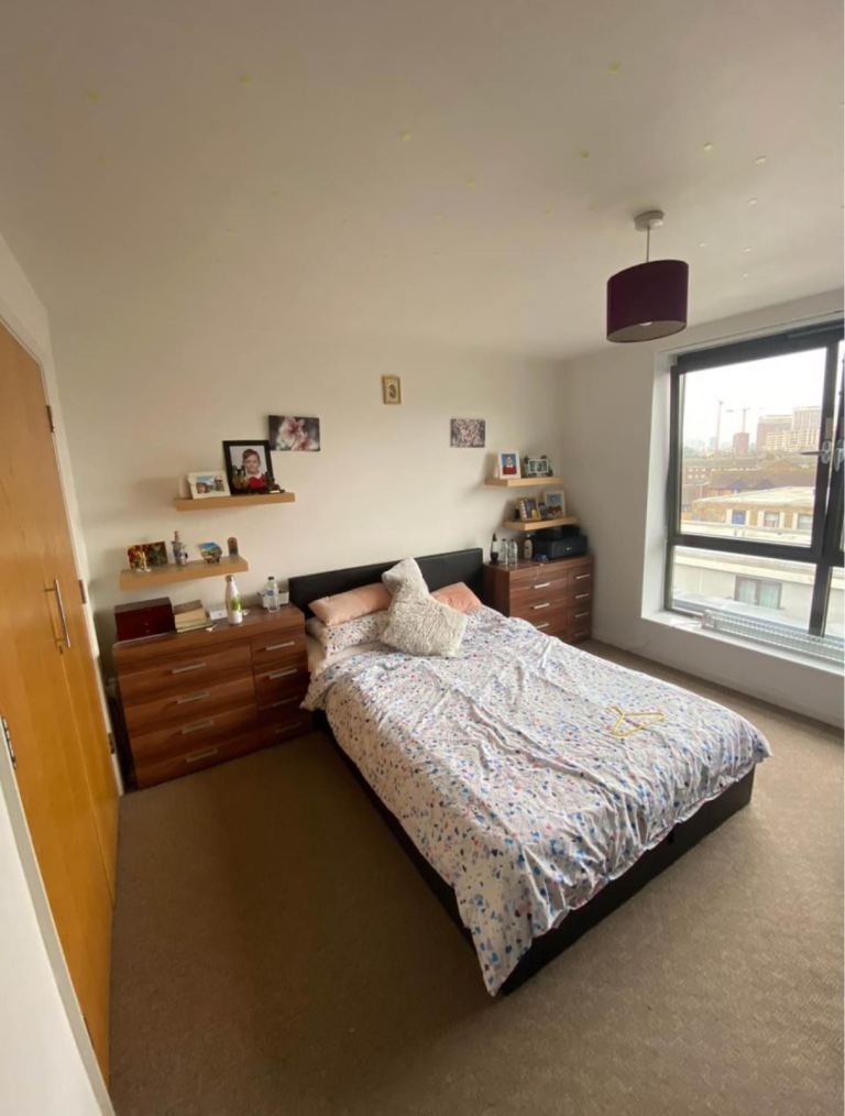 Stunning 1-Bedroom Flat in Canning Town – Panoramic Views & Private Balcony