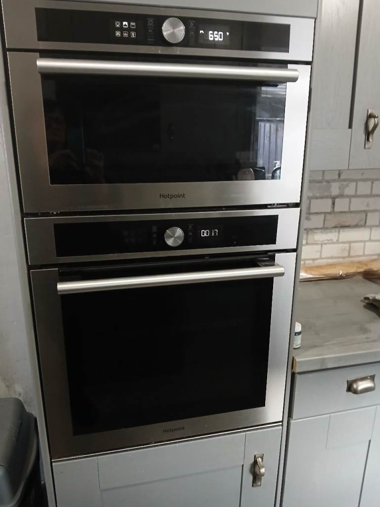 Hotpoint microwave and single fanoven 