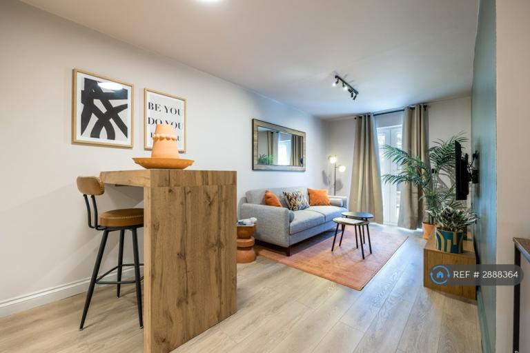 1 bedroom flat in Wise Court, Bicester, OX26 (1 bed) (#2888364)