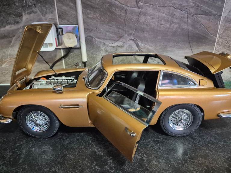 Rare  Gold  eaglemoss  james bond Aston Martin DB5 swaps for a rc tamiya tow truck 
