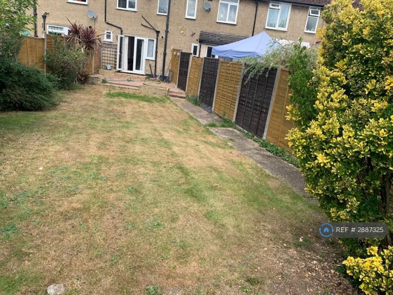2 bedroom house in Sydney Crescent, Ashford, TW15 (2 bed) (#2887325)
