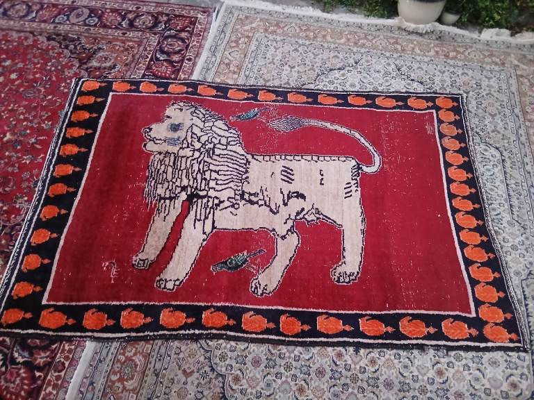 Unique persian Red Lion Rug – Good Condition