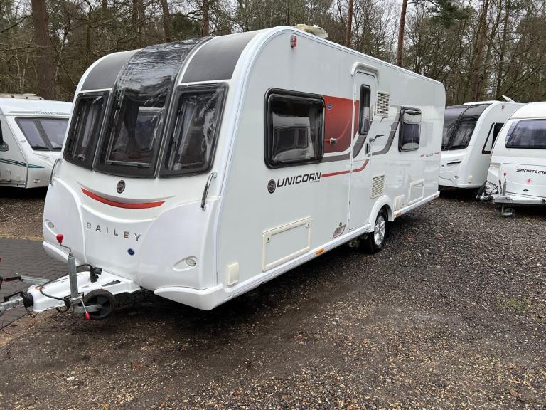 BAILEY UNICORN VALENCIA - 2017 - FIXED BED - 4 BERTH - MOVER - PRISTINE 