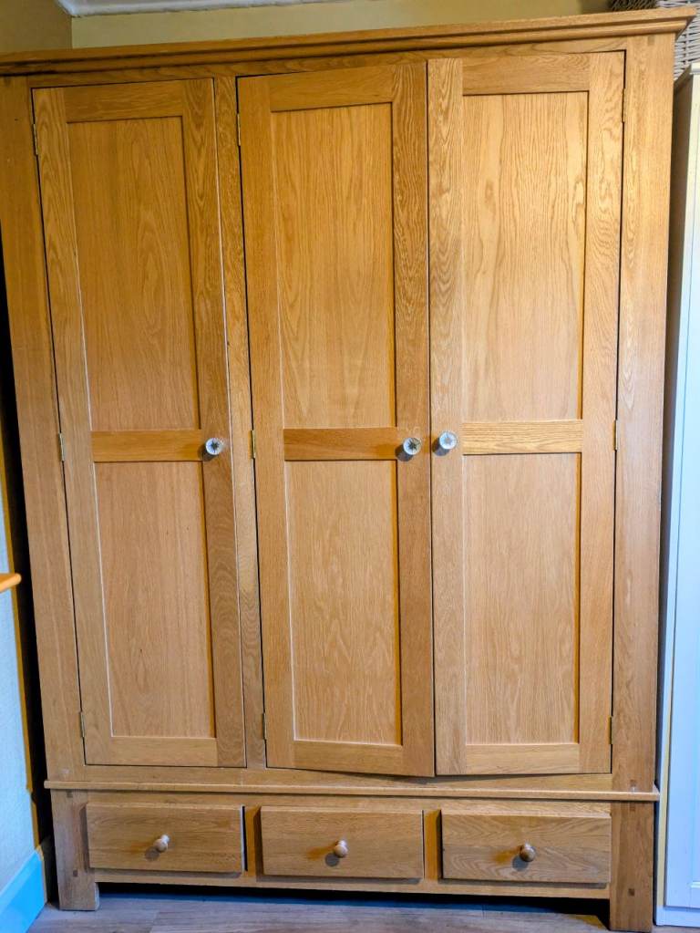 Solid wood wardrobe 