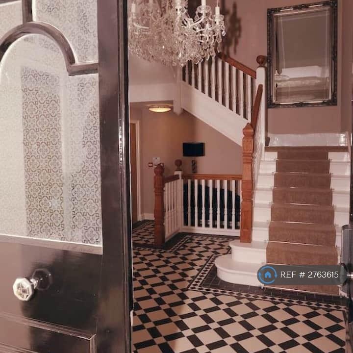 1 bedroom flat in Alexandra Road, Southend-On-Sea, SS1 (1 bed) (#2763615)