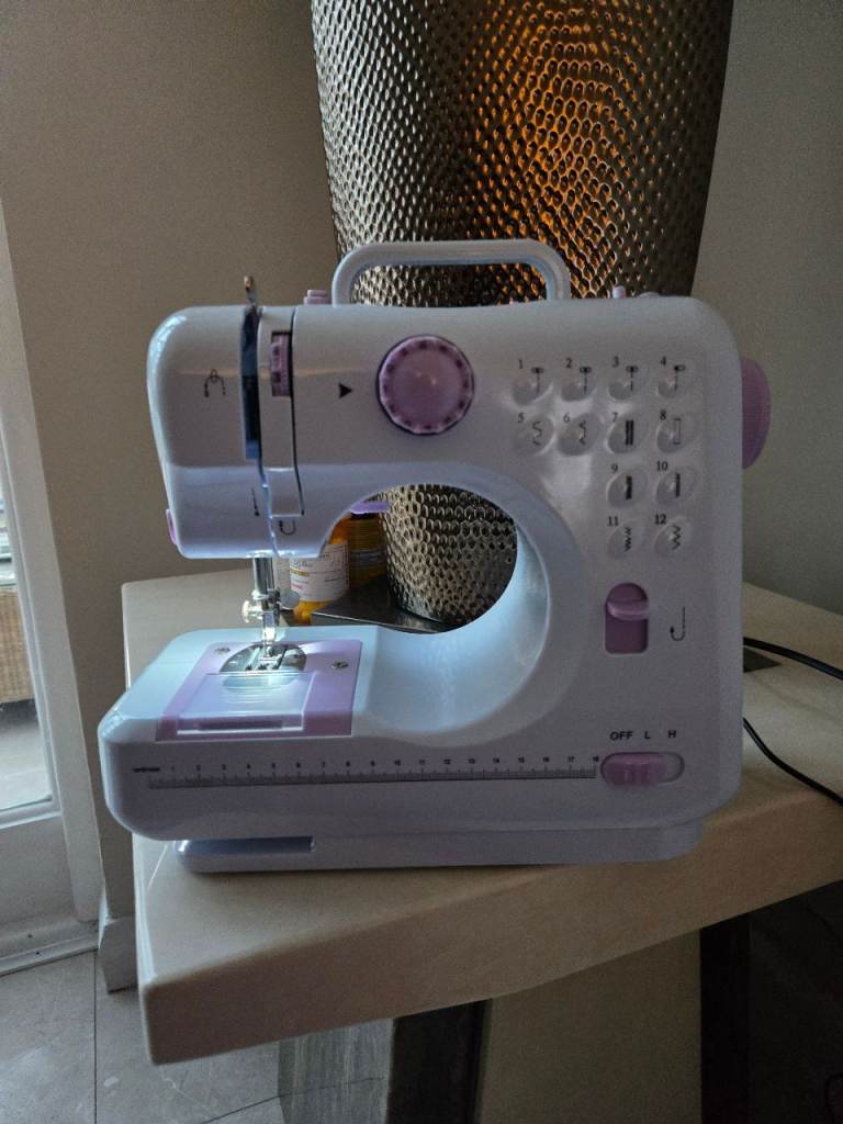 SEWING MACHINE - fully functional 