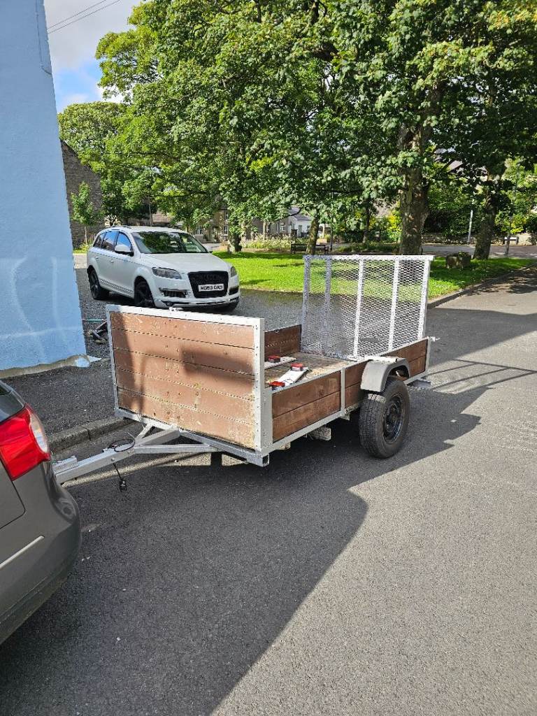 Car trailer 7 1/2 ft by 4 1/2 good strong trailer