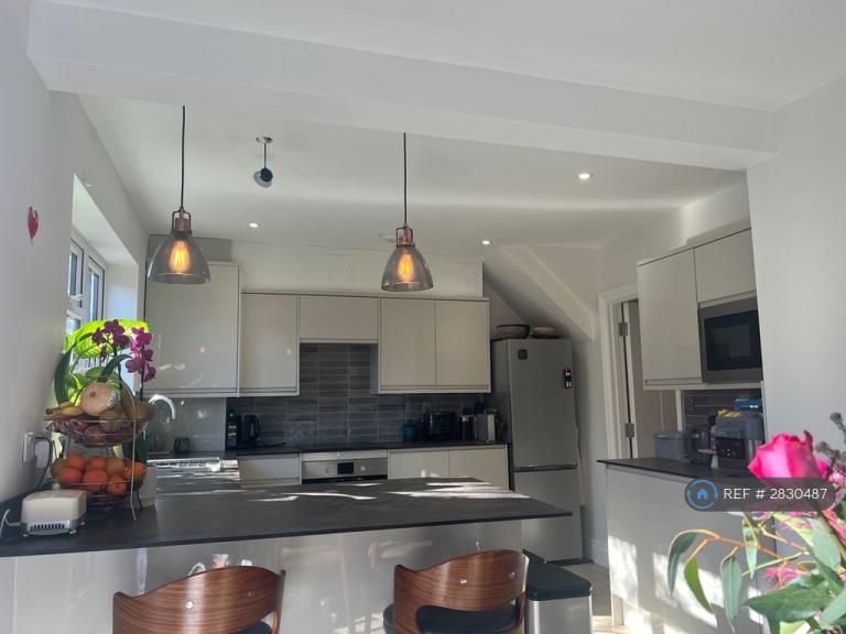 4 bedroom house in Courtland Avenue, Cambridge, CB1 (4 bed) (#2830487)