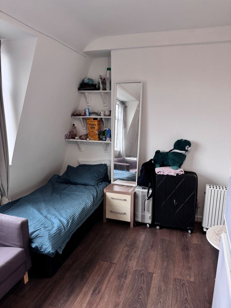 Shared Room with 2 Separate Beds – Whitechapel E1 (Available from 17 Dec)