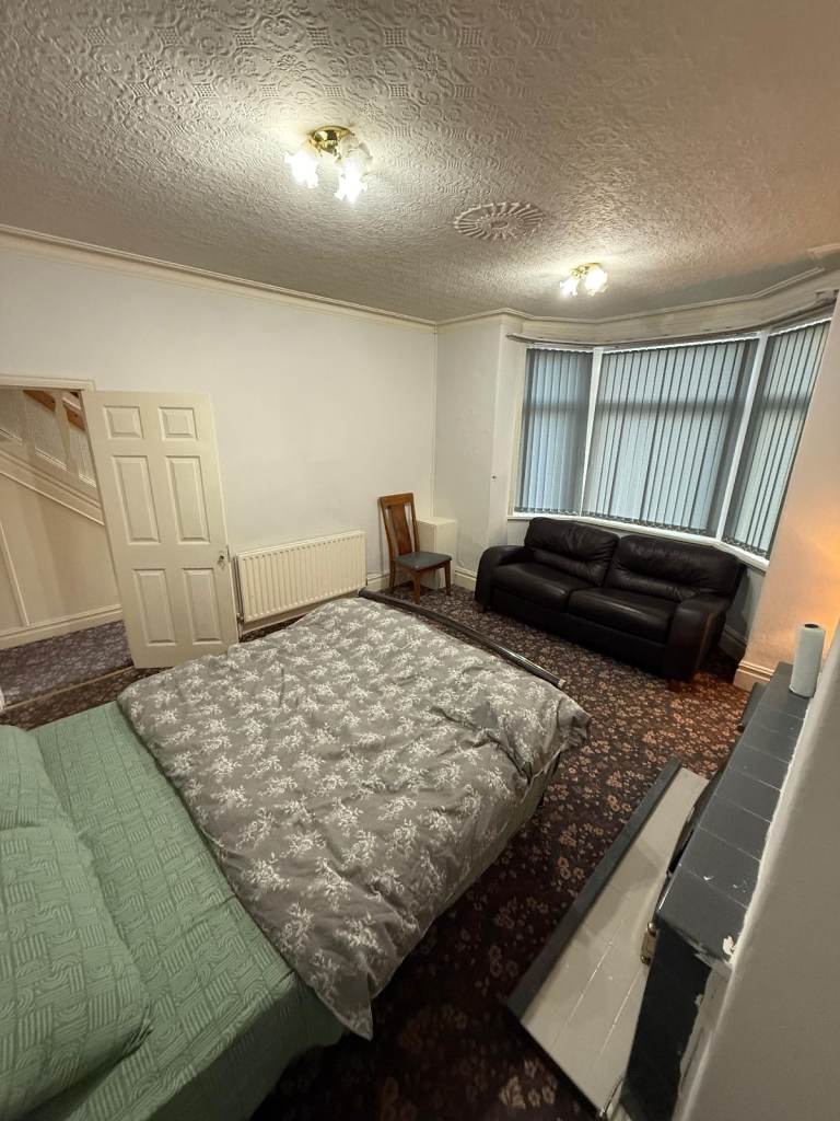 Two Beautiful Rooms Available in Family Home - Ideal for Family or Female Tenants