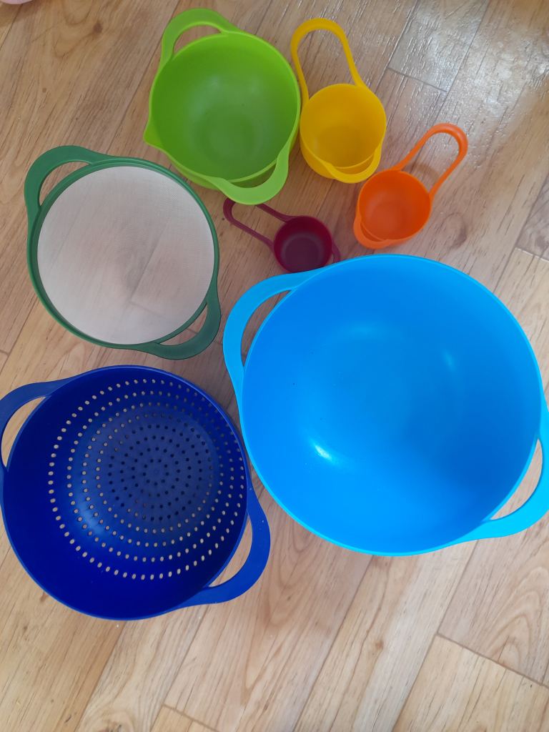 Multicoloured Nesting Bowls and Measuring Cups Set – Good Condition