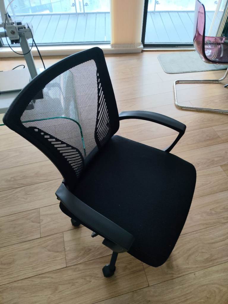 Black Office Chair with Mesh Back – Good Condition