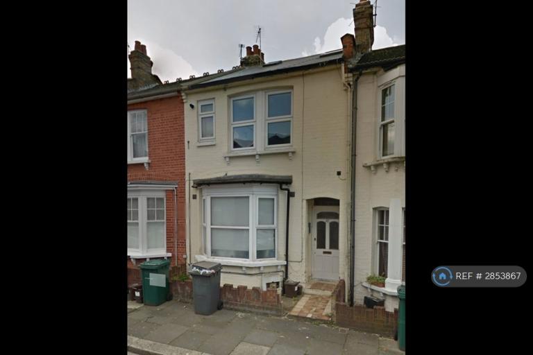 Studio flat in Percy Road, London, N12 (#2853867)