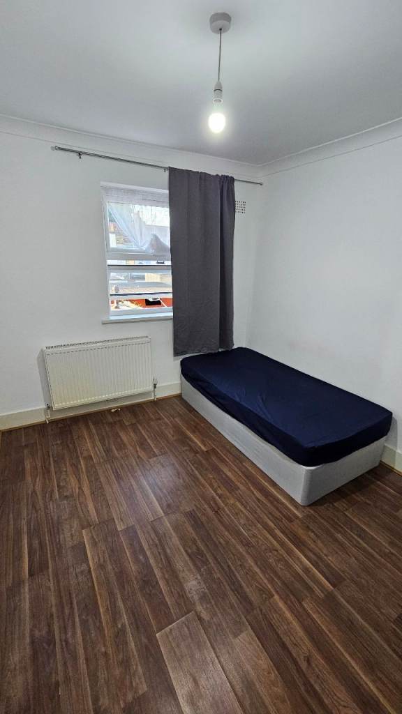Double room available in East ham 