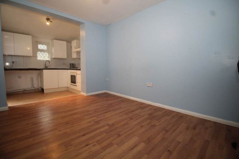 2 large bedrooms Flat near beach.