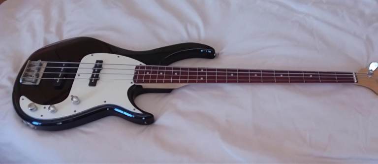 Peavey Milestone 3 Bass Guitar - Black, Great Condition (Refurbished)