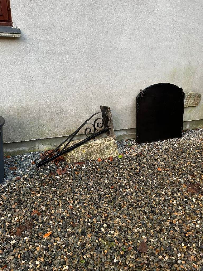 Swinging advertising sign