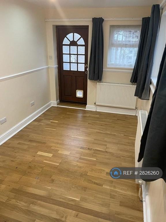 Studio flat in Central Park Road, London, E6 (#2826260)