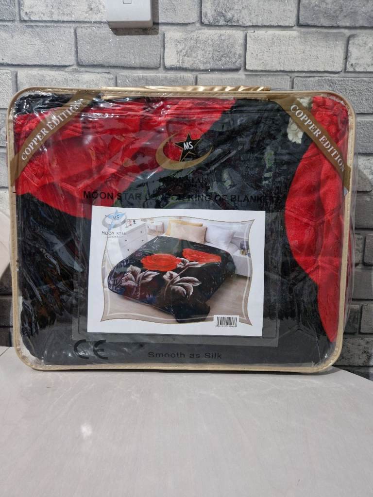 image for Extra Large Black & Red Rose Super Soft & Silky Thick Throw 