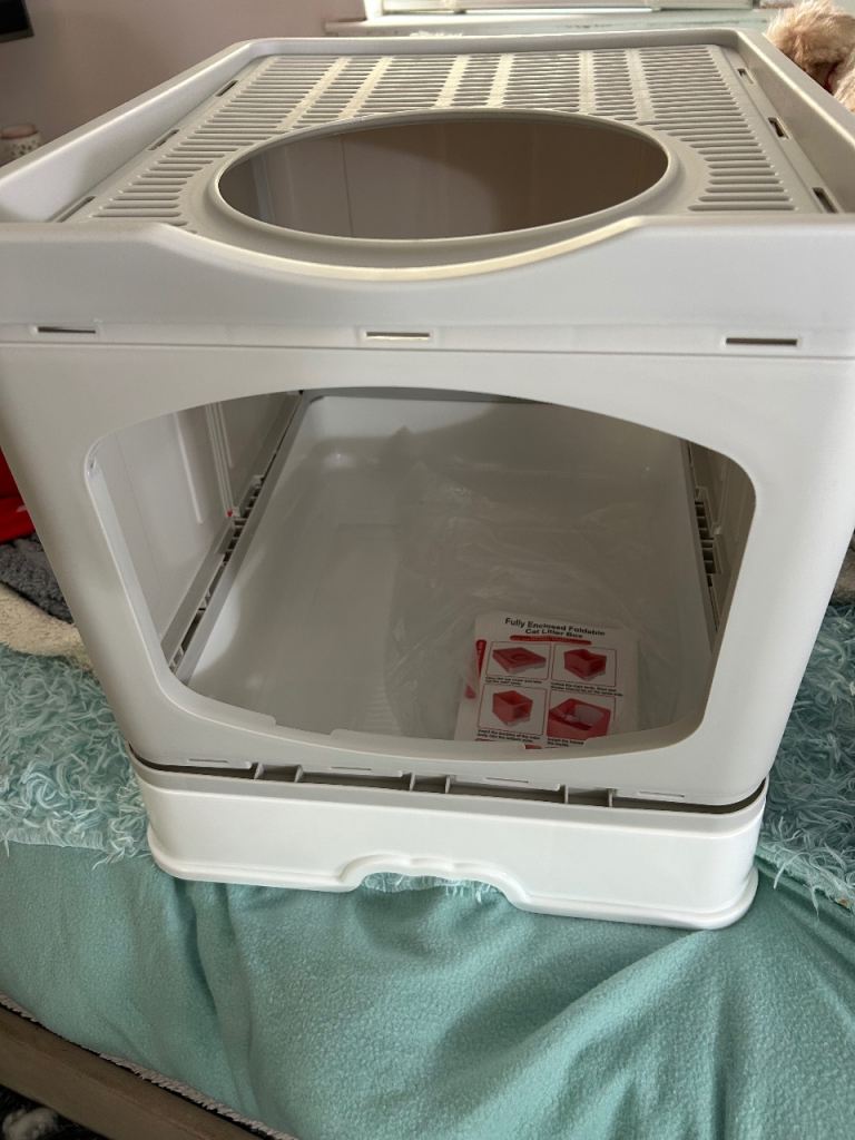 Brand new enclosed cat litter box 48cm 