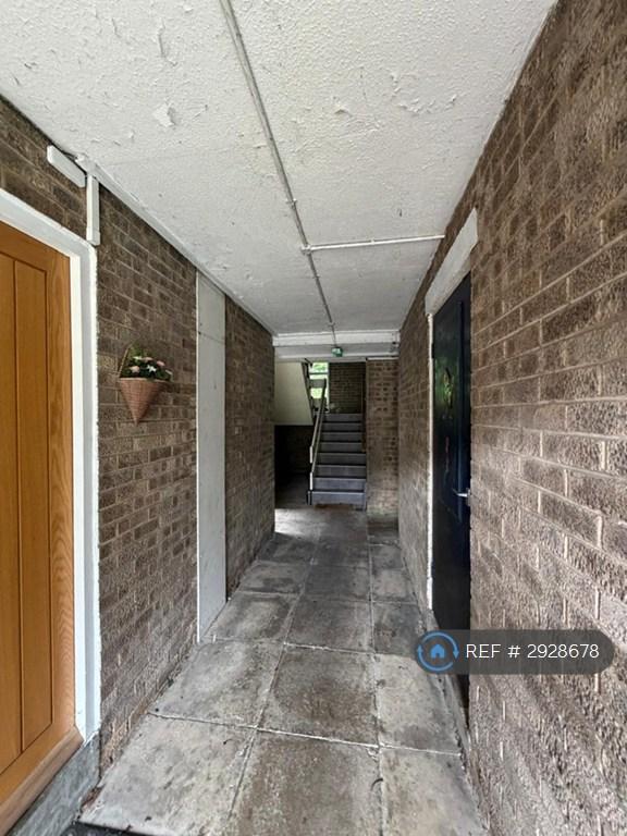 2 bedroom flat in Frizley Gardens, Bradford, BD9 (2 bed) (#2928678)