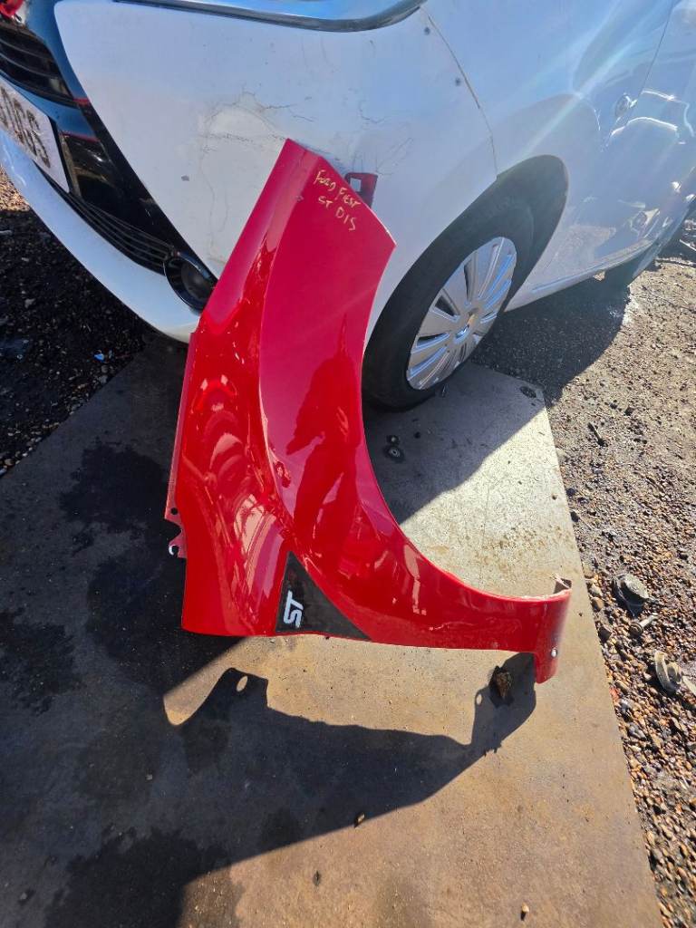 FORD FIESTA ST2 2015 FRONT WING Driver Side RED Breaking Parts 