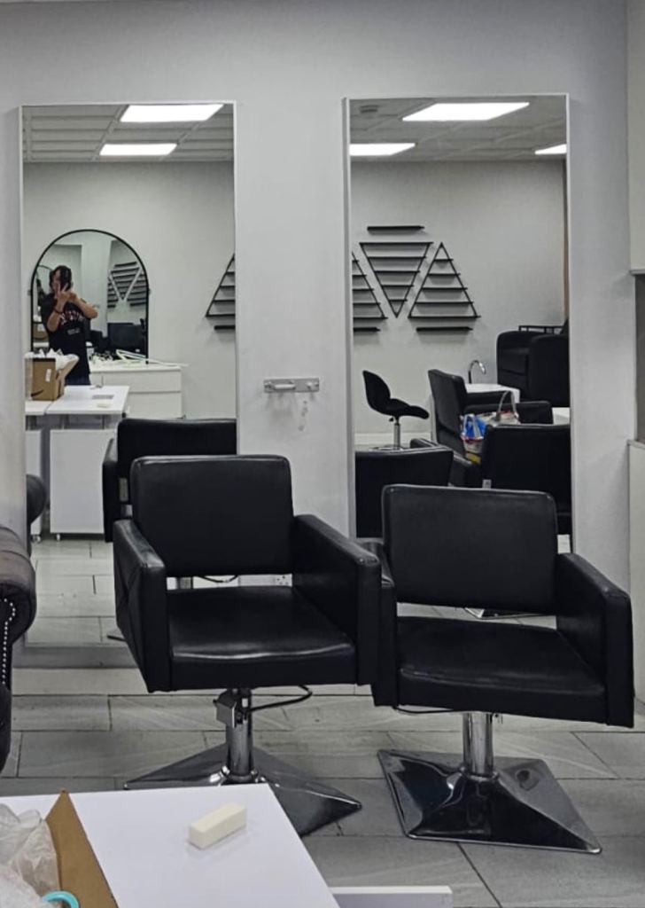 Hairdresser chair and mirrors