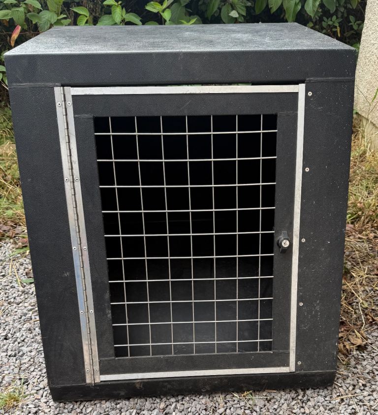 Dog transport cage for a vehicle 