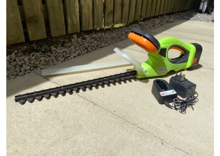 Cordless hedge trimmer