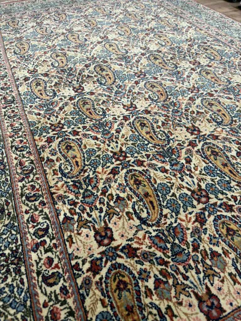 Antique persian handmade wool rug. 207 cm x 132 cm.