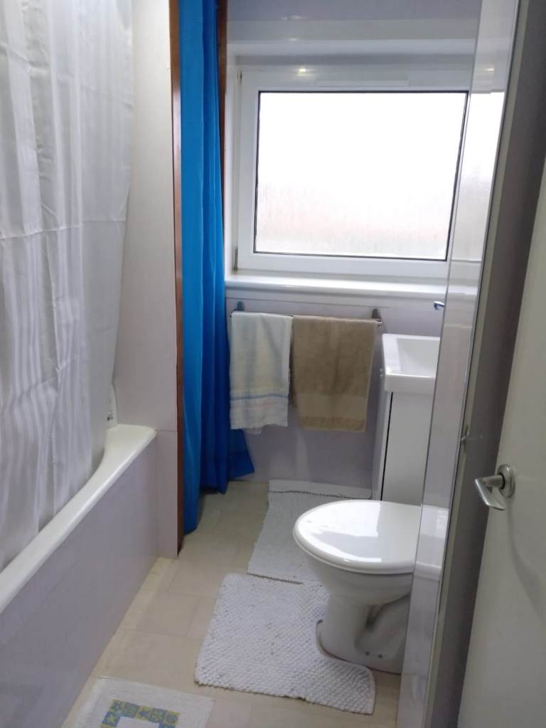 Double room available in the Little France area (EH17)