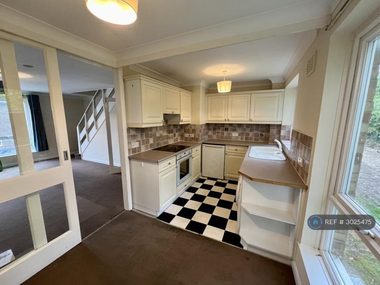 2 bedroom flat in Broadlands Court, Bracknell, RG42 (2 bed) (#3025475)