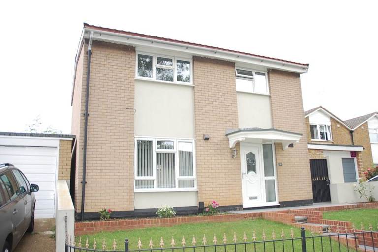 Well Located, 4-Bed 2-Bathroom Detached Gated House with Large Gardens in Stevenage