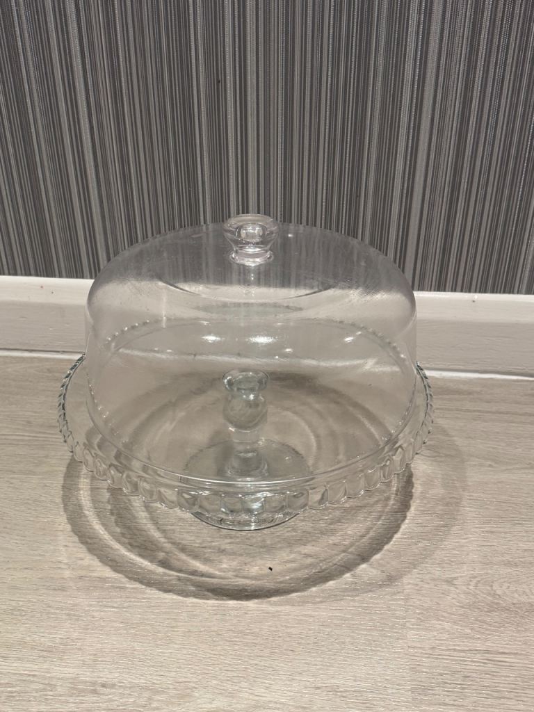 Glass cake stand 