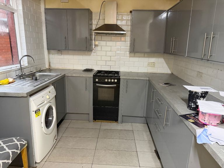 3 bedroom house centre of Preston great location recently decorated