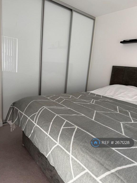 2 bedroom flat in Ireland Road, Crowthorne, RG45 (2 bed) (#2671228)