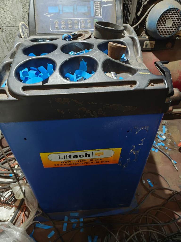 Wheel balancer car wheels and motorbike 