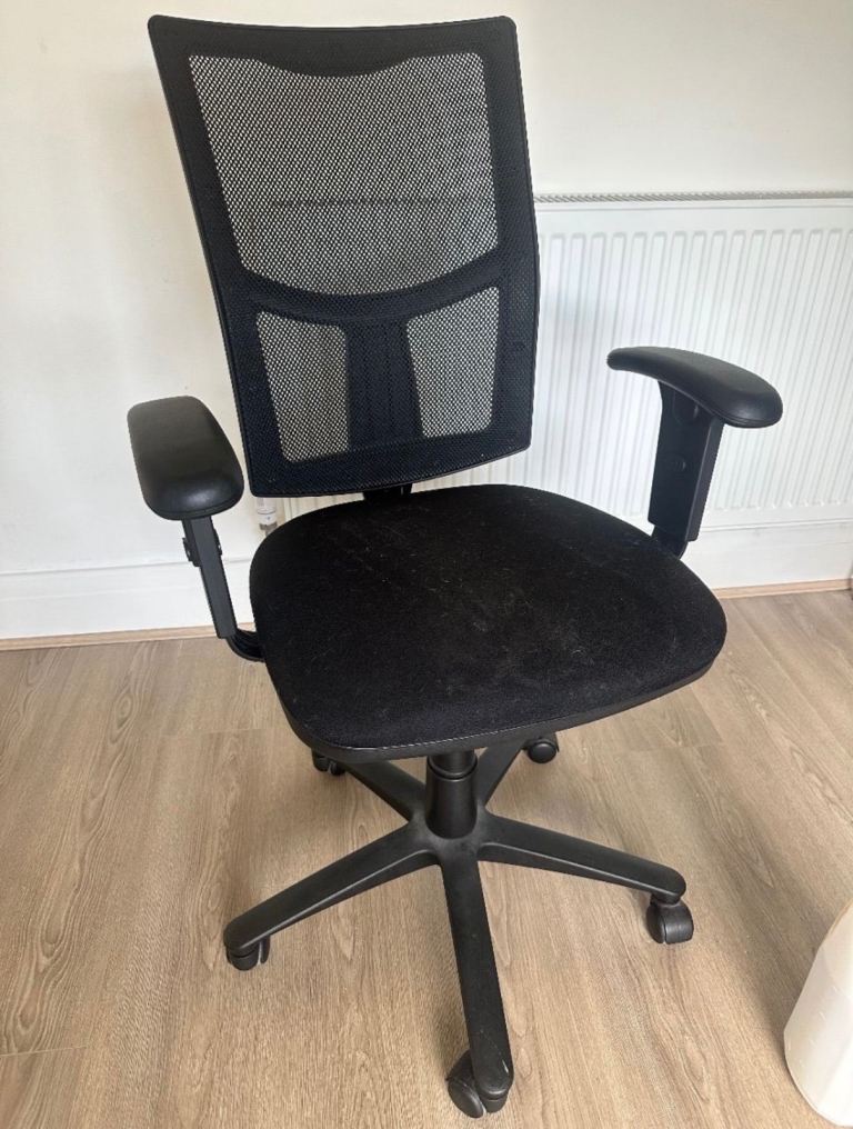 Black Office Chair with Mesh Back – Good Condition