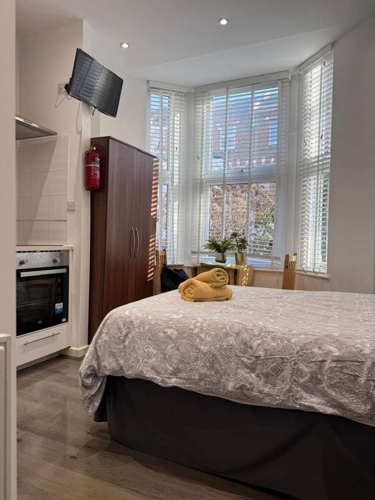 A lovely studio flat to rent in Queen's Park